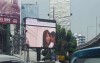 馬路旁知名巨型廣告螢幕突然播放無碼日本A片，頓時讓路人們都傻眼楞在原地。 （圖+影）