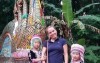女子到泰國旅遊「與當地小孩合照」，回家一看照片...讓她直呼太恐怖！