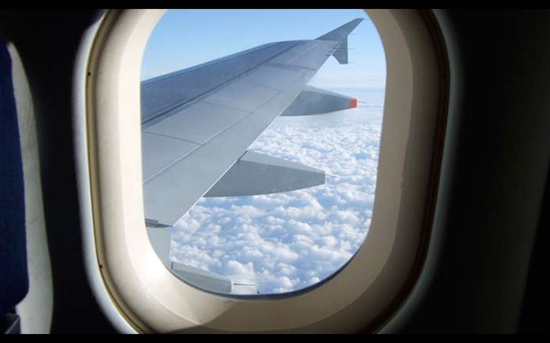           坐飛機的時候你是否有想過「為什麼飛機的窗戶是橢圓形」的，原來這個設計可以保住乘客的命阿！  -               