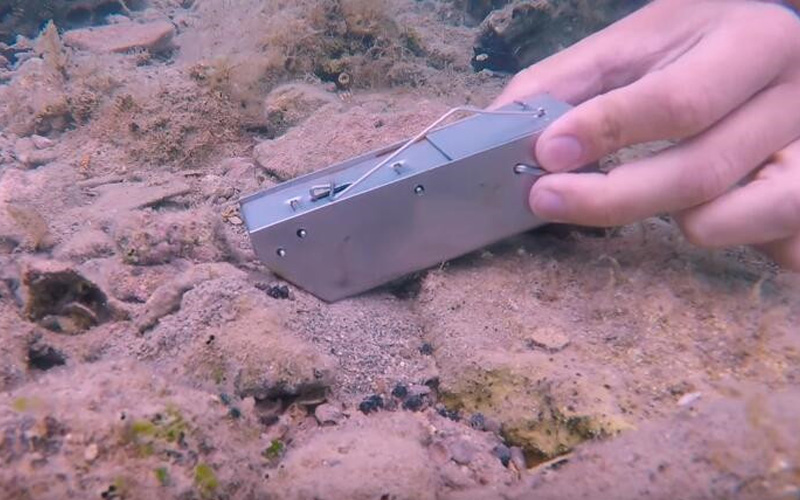男子在海底放一個奇怪的小鐵盒…結果抓到超恐怖生物讓人看了背脊發涼！