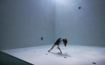 她在世界最深泳池裡表演6分鐘「美到窒息的舞蹈」不戴任何潛水呼吸裝備  ：畫面太美