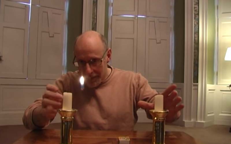 他竟然能將蠟燭上的燭火隔空從右邊移到左邊，這看似無死角的魔術，其實很簡單！