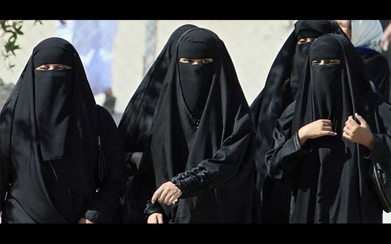 伊拉克的女人因為傳統大都需要戴頭巾遮住臉，但是她們在選美時首度「脫掉頭巾」全世界才發現她們才是最美的