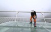 張家界峽谷玻璃大橋近期完工即將啟用，邀請BBC記者用鐵槌猛砸玻璃測試能否擊破
