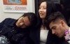 綜藝節目派出「外國帥哥VS本土男子」在地鐵上靠別人的肩睡覺，陌生人的反應讓大家都笑翻了  （影）