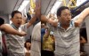 男子在電車上起乩用天語罵人，阿伯霸氣回應「你惦惦啦  」最後握手言和