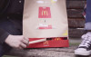 外國麥當勞提袋設計「暗藏玄機」  下緣輕輕一撕秒變「紙餐盤」超方便