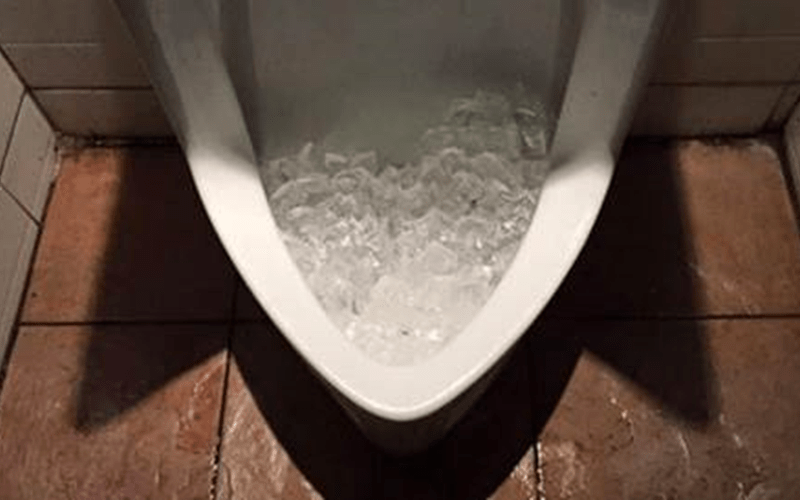 很多人都不知道男廁的小便斗為什麼要放冰塊？除臭清潔好處多多！