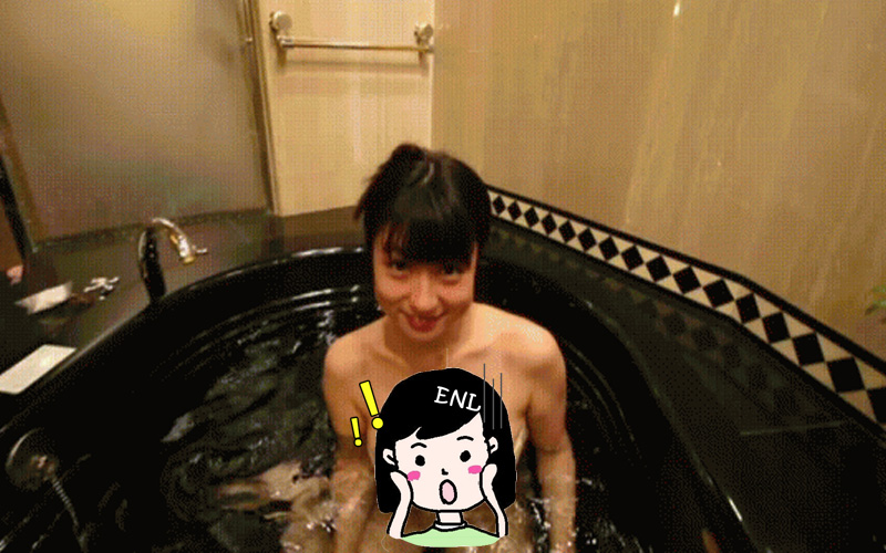 寫真女星瀧澤的入浴照瘋傳！但網友關注的重點竟然不是I級巨乳，而是她背後的倒影...... 