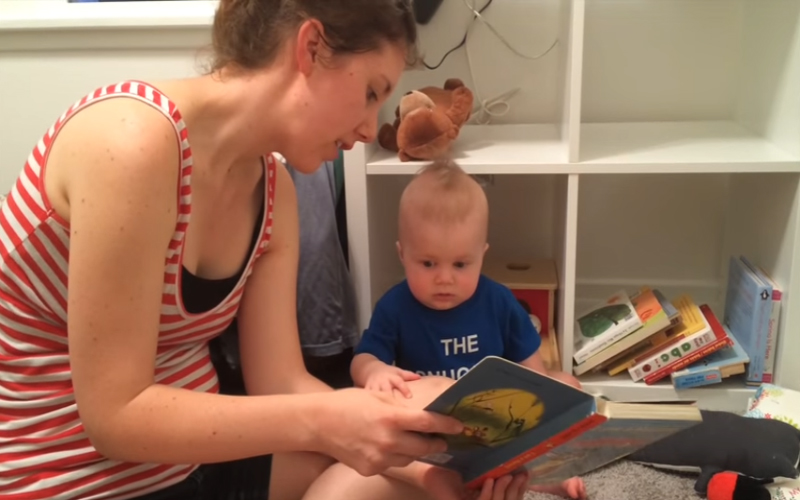 有沒有這麼愛聽故事！當媽媽一合上書本，寶寶就會開始變臉..... 