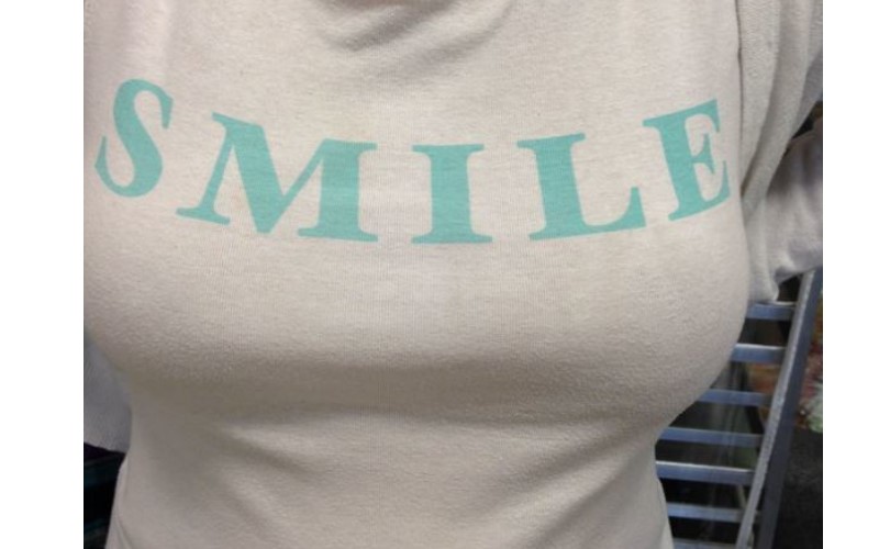 性感人妻穿了「微笑」T恤出門！沒想到當她「一穿上小外套」男人立刻都對她壞笑！