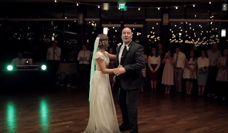 父女婚禮上溫馨慢舞　下一秒音樂驟變兩人「夜店式尬舞」全場鼓掌！