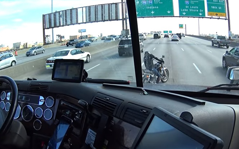 在高速公路上「機車騎到一半突然拋錨」！後方的卡車司機接下來的舉動被網友讚爆！
