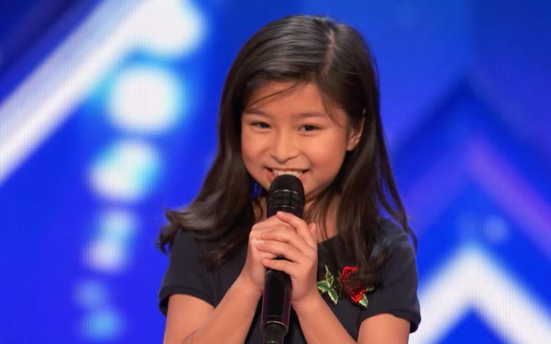 9歲女孩高唱「鐵達尼號主題曲」震撼美國達人秀，全場起立！