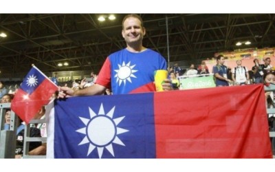 這名外籍老師穿台灣國旗T恤卻遭奧運主辦方驅逐，但他霸氣回「一句話」讓許多人都感動了