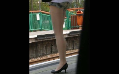 網友分享自己在車站看到的勻稱性感美腿  再慢慢將視線往上移，哇靠  瞬間硬了