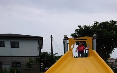 公園新設置了一座「香蕉造型」溜滑梯，但這溜滑梯有個「大Bug」.....網友：男童破蛋器