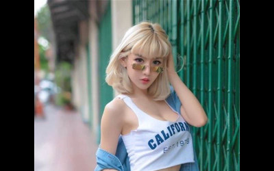 泰國九頭身網紅凶妹，近日一張與粉絲的合照，讓網友全傻眼了