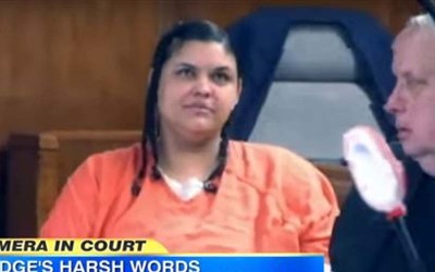 殺人犯在法庭上「對死者家屬翻白眼開口嬉笑」法官當場氣炸：「一定送妳坐電椅  」
