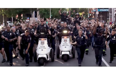 警局對嘴又來了  西雅圖警隊嗨唱「警民合作舞動大陣仗」帥炸整條街