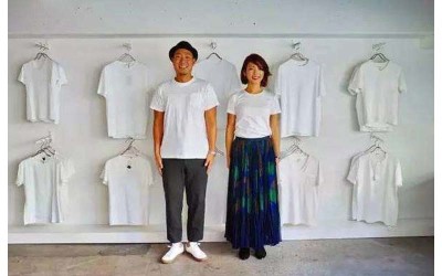 一對夫妻開店「只賣白色Ｔ恤」而且只營業周六半天，一周賣出180件  不到半年就紅遍全球