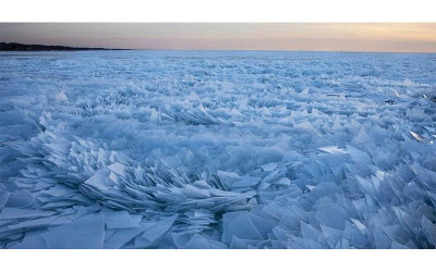 真實版冰雪奇緣！攝影師拍下罕見的「冰湖碎片」景象，湖上層層堆疊「宛如電影場景」般壯觀 ！