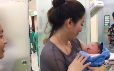 產房外抱著新生兒的漂亮外婆太吸睛，連醫生都驚艷了：確定不是阿姨嗎？
