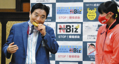 有夠扯！名古屋市長「咬選手金牌」網友氣炸：補一個乾淨的金牌給她！