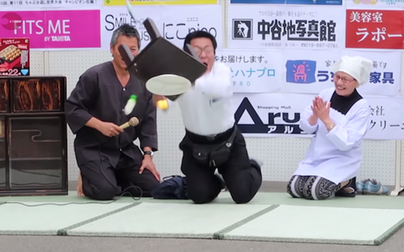 日本人真的什麼都能玩！翻桌比賽超認真，冠軍把桌子「拋飛8公尺外」：是積怨很久了？