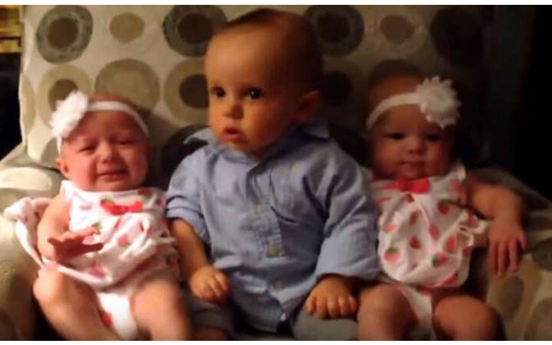 為什麼長得一模一樣？男童坐在雙胞胎中間不停轉頭看，網友笑稱看矇了！