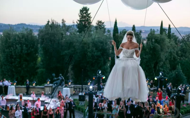 夢幻婚禮！新娘坐250顆白色氣球升空，降落後「驚喜一抱」 網友讚：好感人！